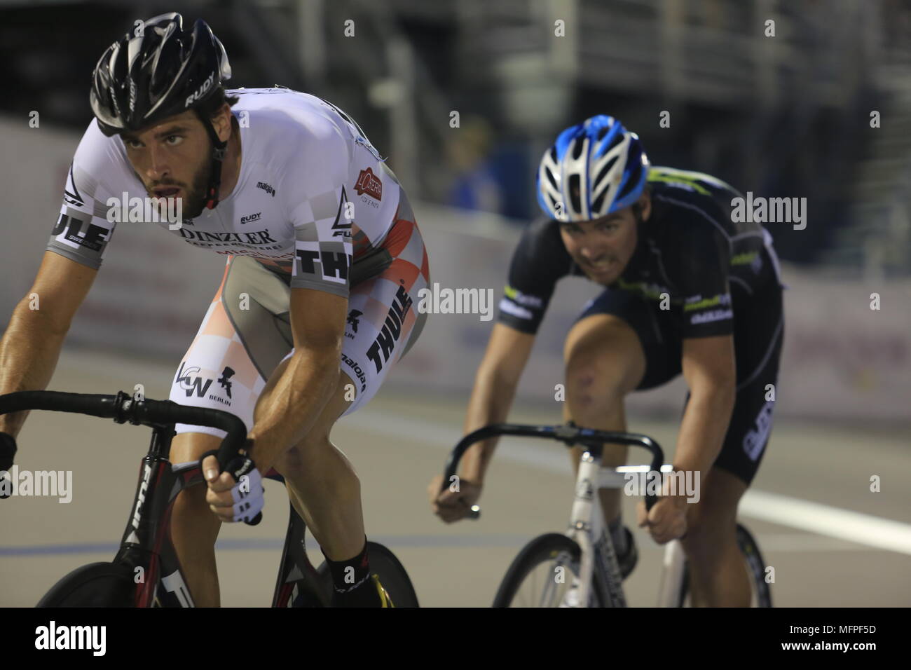 L'effort gravé sur leurs visages, deux voie location racers pour pousser la ligne d'arrivée, vélo de Lehigh Valley Center, New York, USA. Banque D'Images