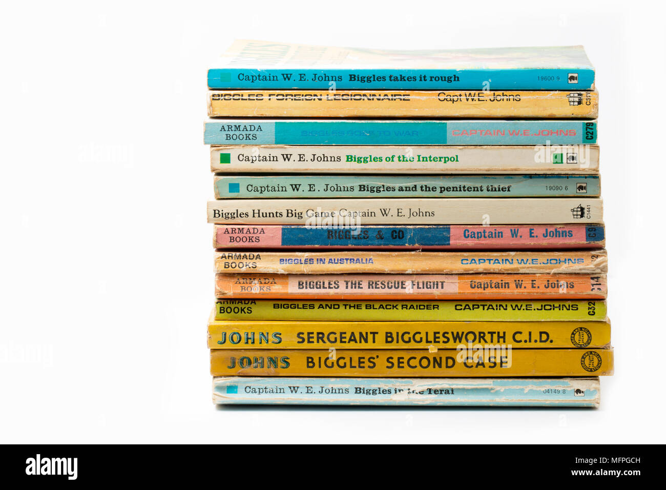 Une pile de livres par auteur britannique Biggles Captain W.E. Johns. England UK GB. Fond blanc Banque D'Images