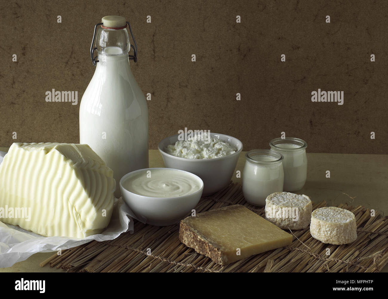 Produits à base de lait, lait, double crème, yaourt, fromage, beurre,  fromage Photo Stock - Alamy