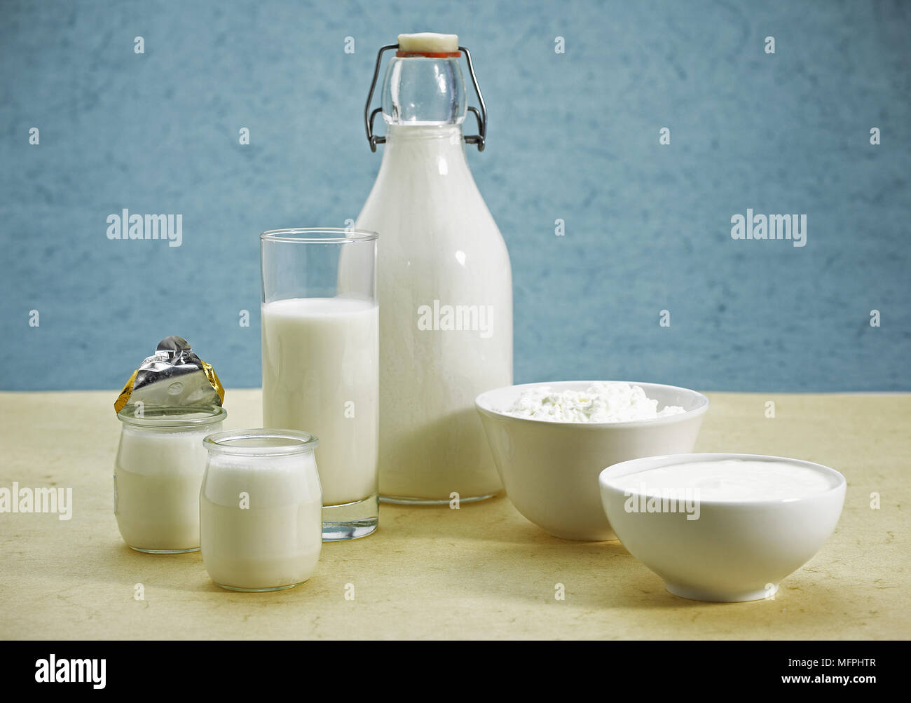 Produits à base de lait, lait, double crème, yaourt, fromage doux Photo  Stock - Alamy