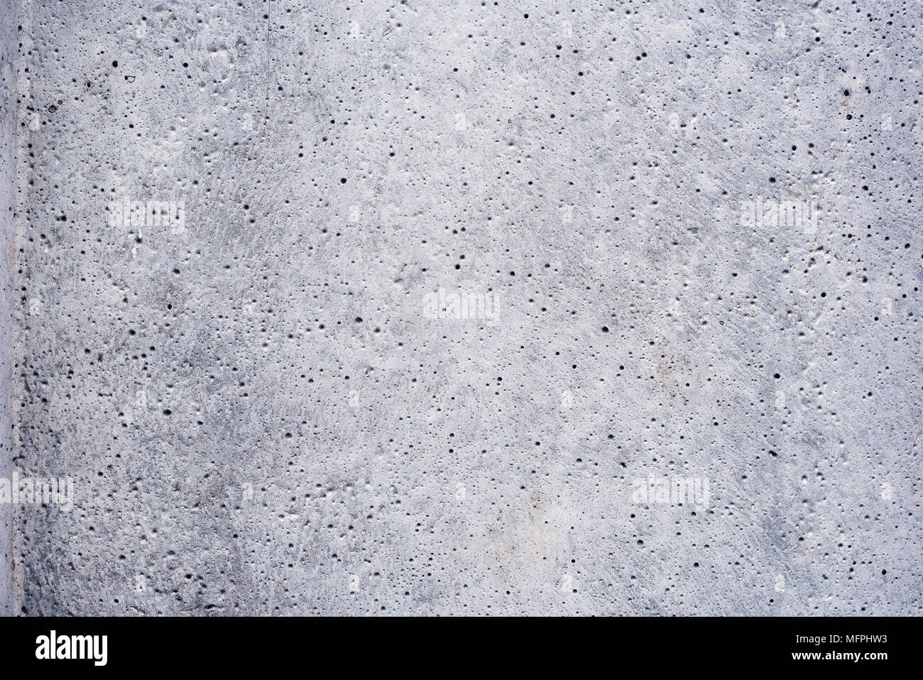 Résumé La surface de béton rugueux texture lumineuse avec bugholes comme arrière-plan Banque D'Images