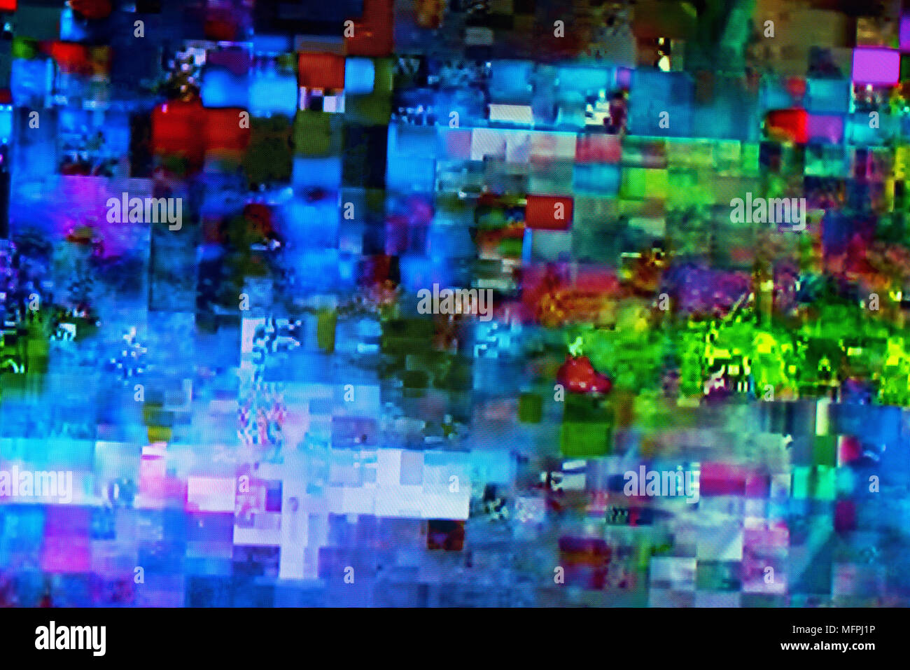 TV numérique avec écran de télévision sur glitch égaré des places, des effets statiques et le gel des problèmes lors de l'échec de diffusion Banque D'Images