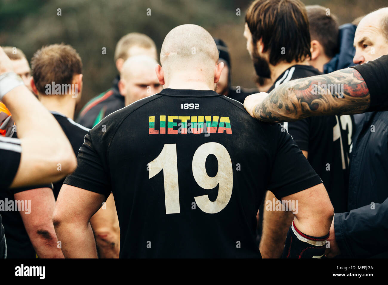 Les joueurs de l'équipe de rugby nationale lituanienne encourage l'autre lors d'une pause jeu Banque D'Images