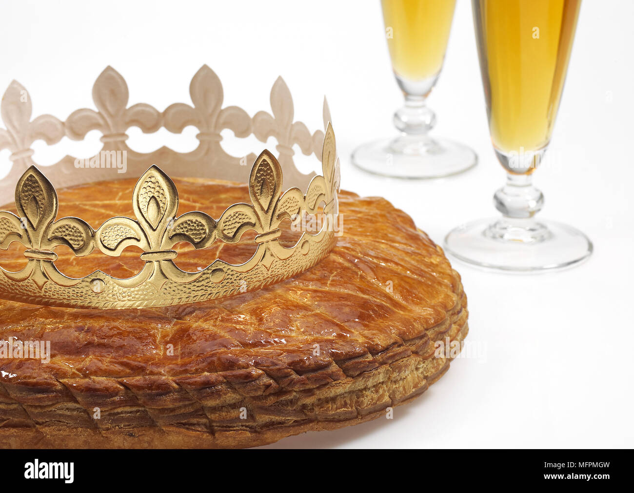 Galette Des Rois Avec La Couronne Gateau Celebrant L Epiphanie Francais Photo Stock Alamy