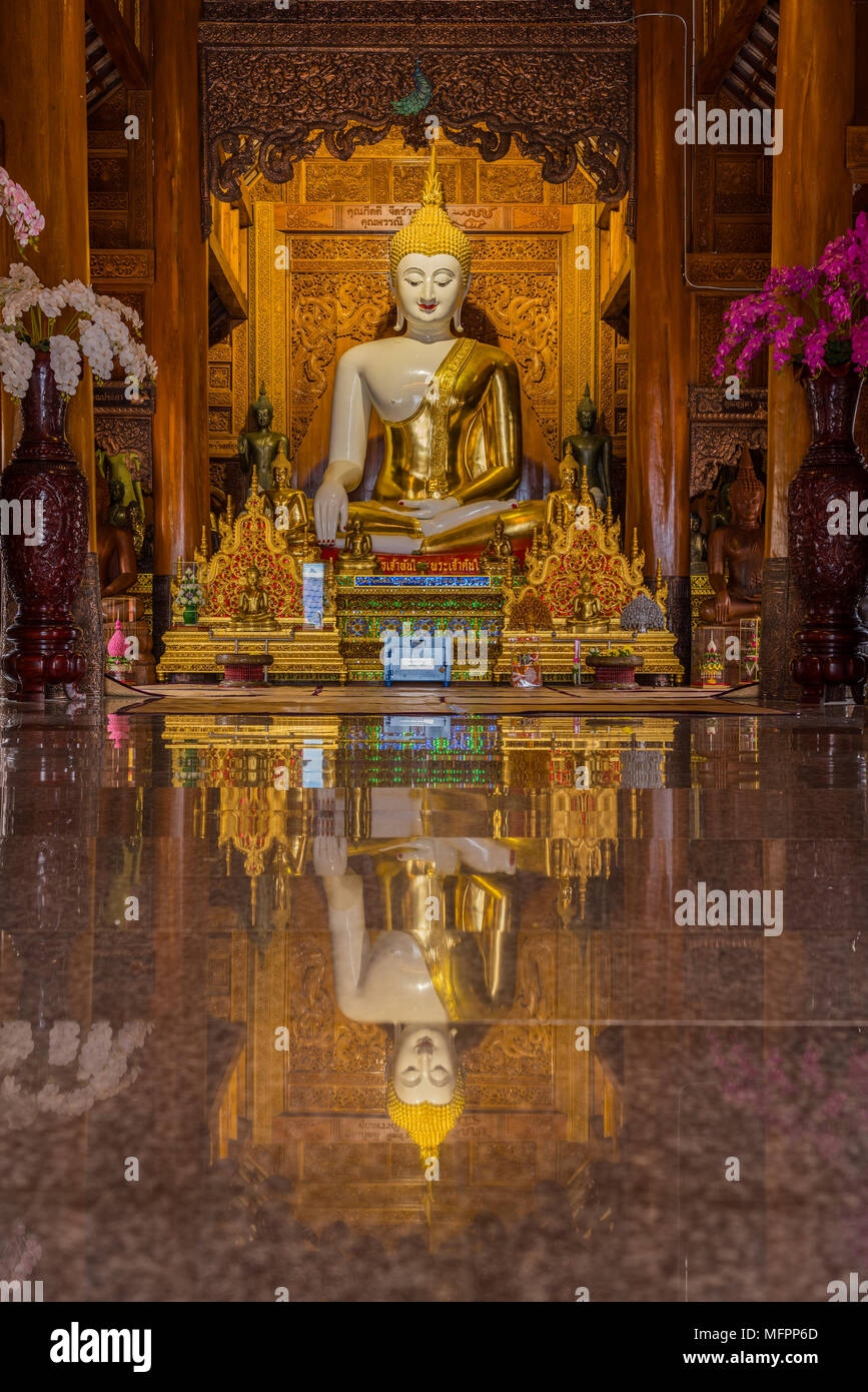 Chiang Mai, Thaïlande - 26 janvier 2018 image du Bouddha blanc avec robe dorée en Wat Ban Den, beau temple bouddhiste où est célèbre billet destinatio Banque D'Images