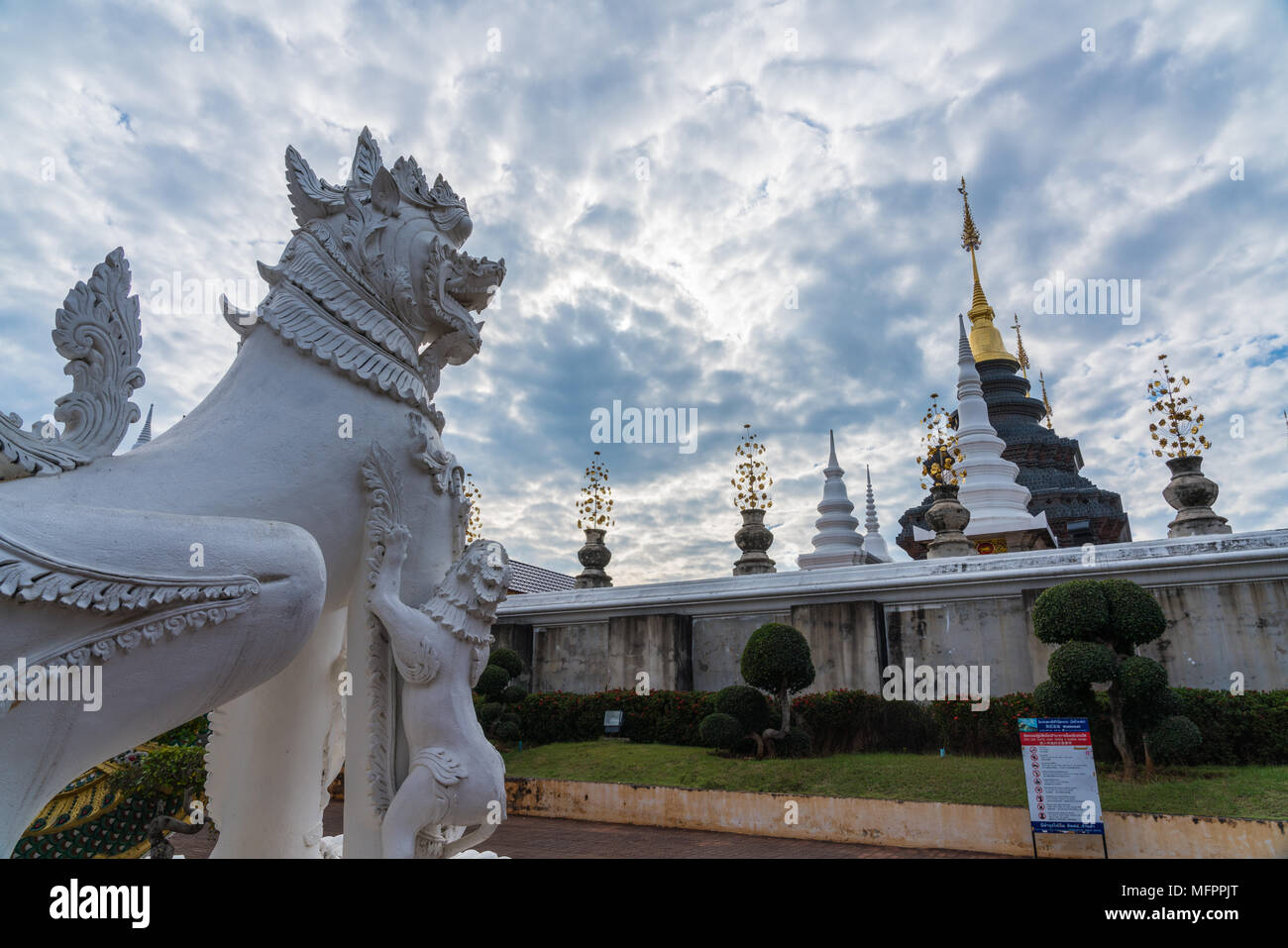 Chiang Mai, Thaïlande - 26 janvier 2018 : magnifique Grand temple bleu (Wat Ban Den) décorées avec des sculptures d'animaux littérature thaï à Chiangmai, Sesana Banque D'Images