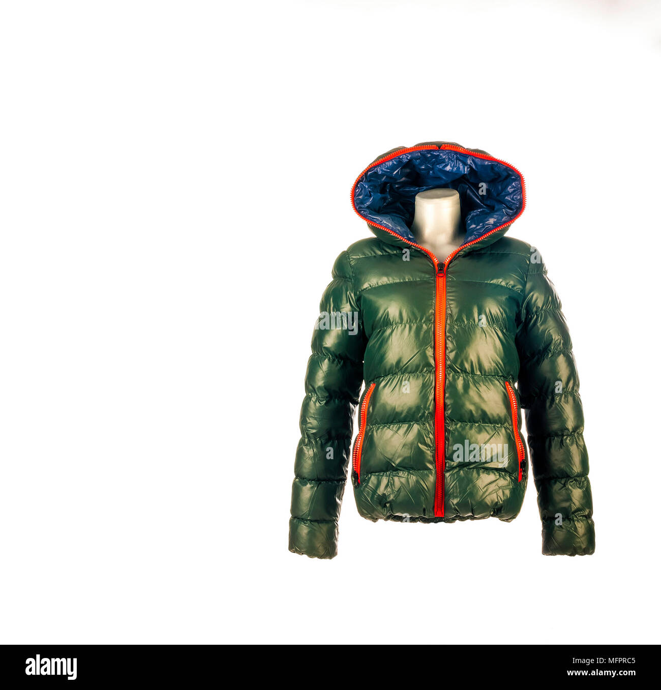 Vert d'hiver occasionnels Down jacket duvet en plumes en rouge et bleu sur mannequin isolé sur fond blanc. Studio shot. Copier l'espace. Banque D'Images