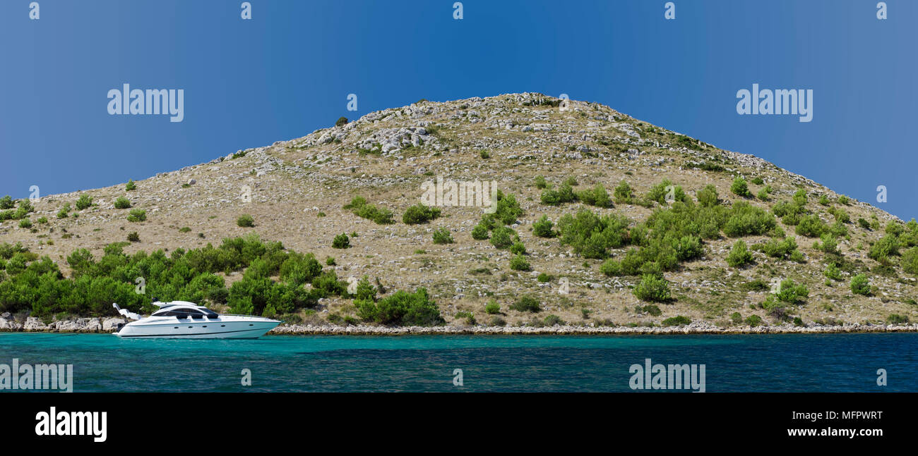 Croisière à l'île croate à distance Banque D'Images