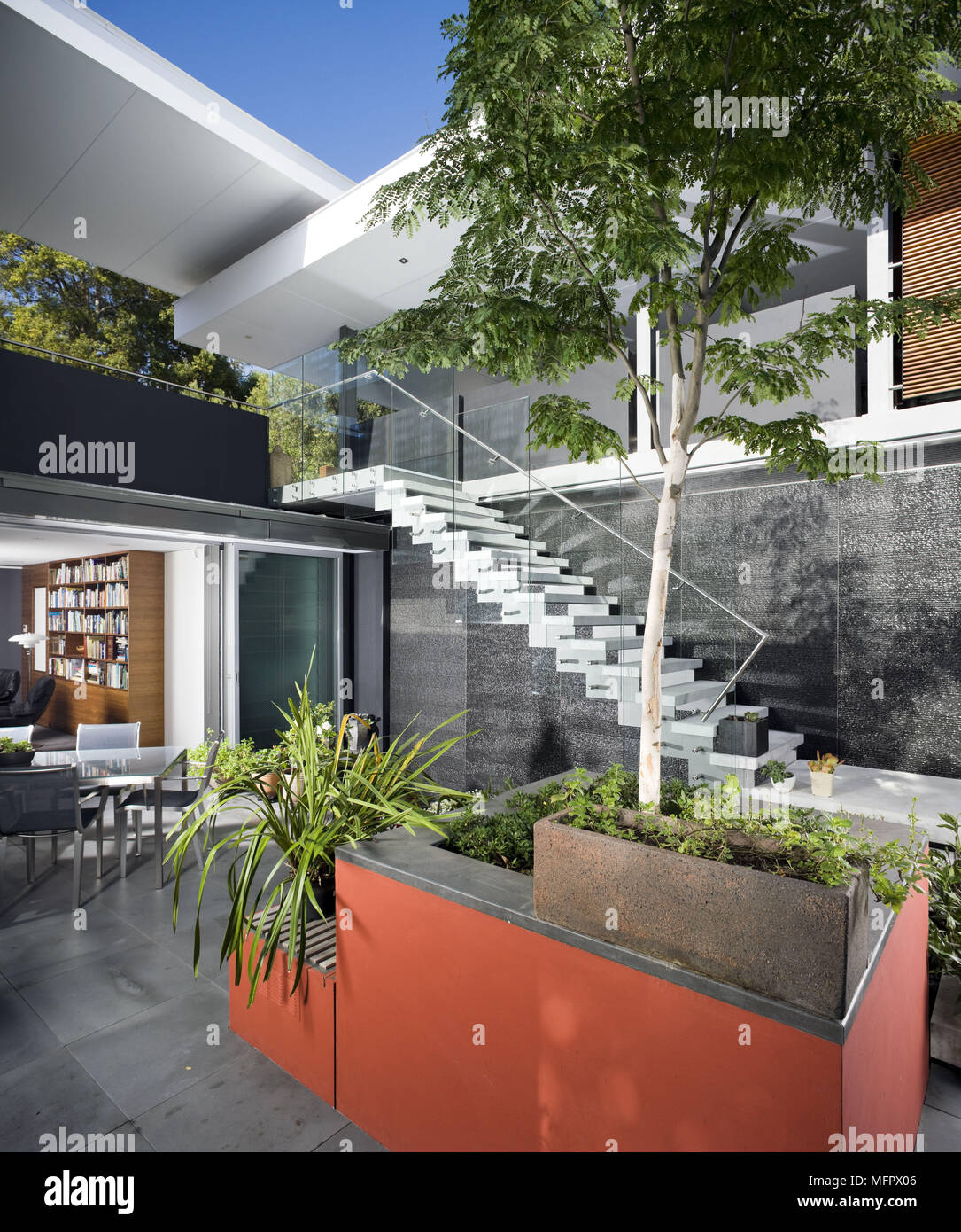 Extérieur de maison moderne avec un escalier extérieur menant au jardin  Photo Stock - Alamy