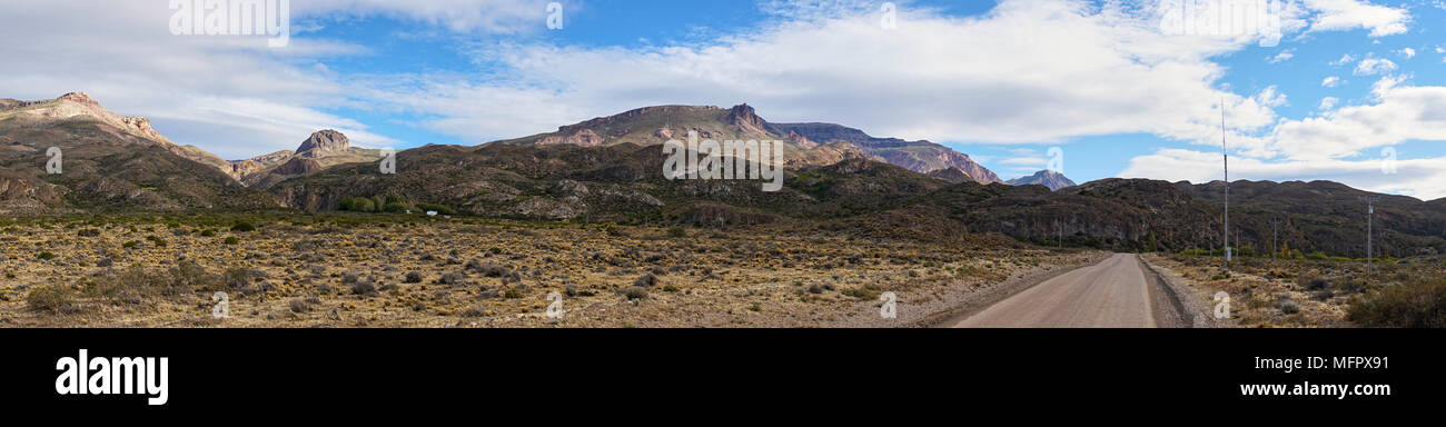 Le célèbre Carretera Austral (dans le sud du chemin), route 7, en Patagonie, au Chili. Un panorama de la cordillère des Andes et le paysage vu de la highw Banque D'Images