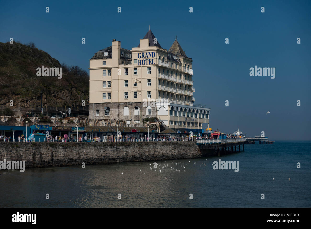 Le Grand Hôtel et le front de mer. Llandudno, Conwy. Pays de Galles Banque D'Images