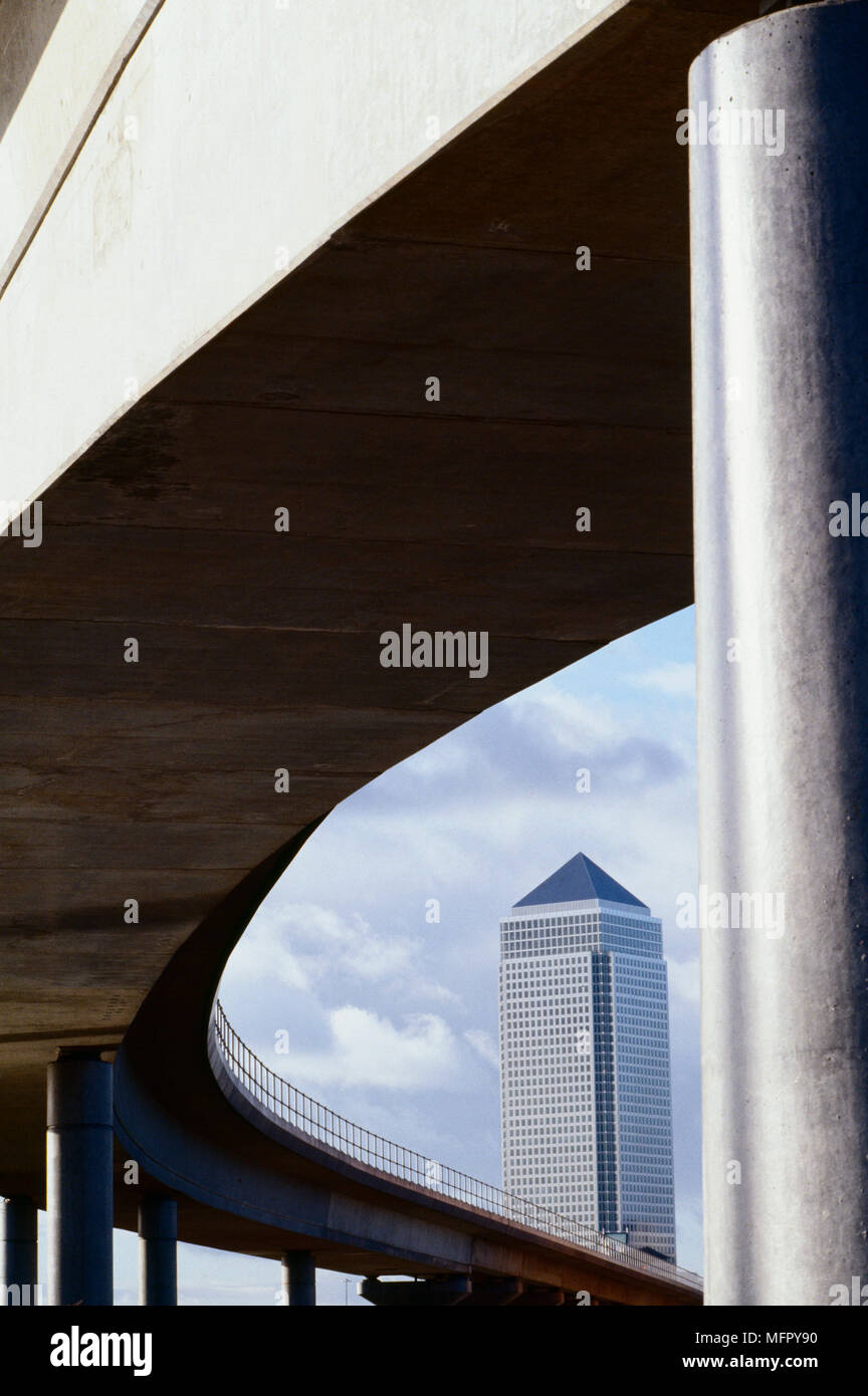 Vue sur canary wharf tower à partir de ci-dessous (Docklands light railway) Banque D'Images