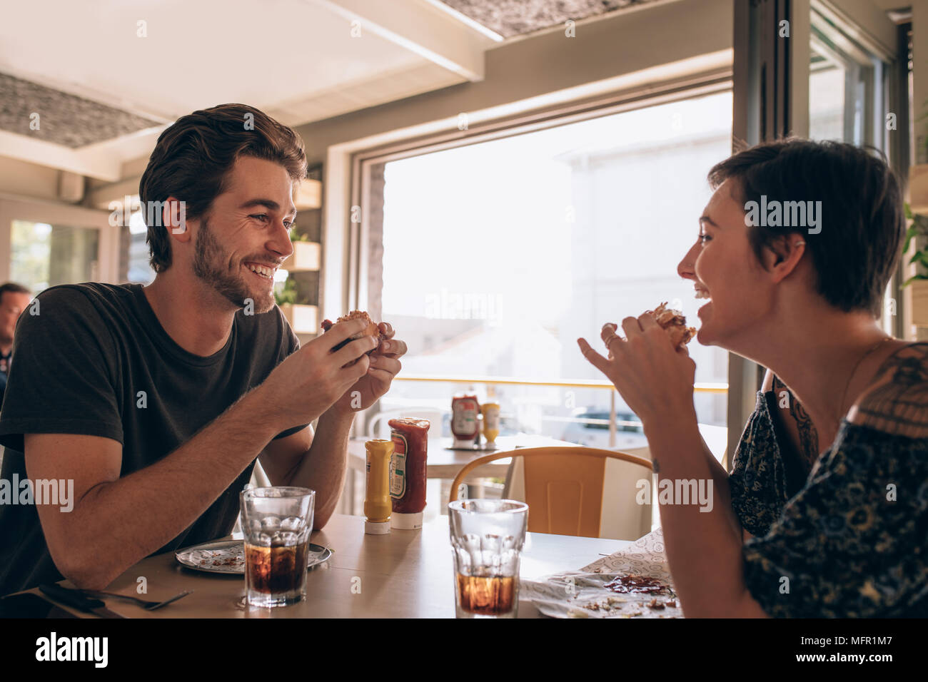 Jeune Couple Au Restaurant Banque d'image et photos Alamy