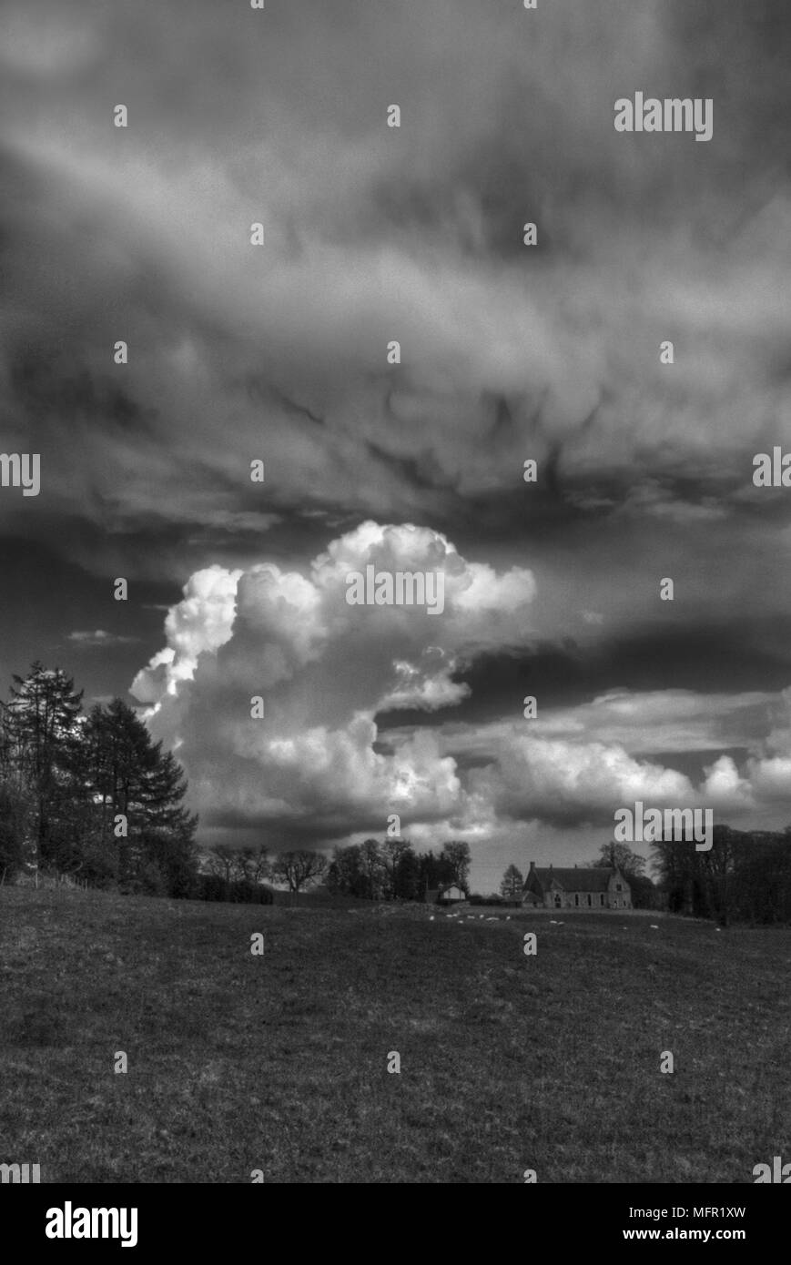 Ciel dramatique avec divers nuages sur église à Drumoak. Banque D'Images