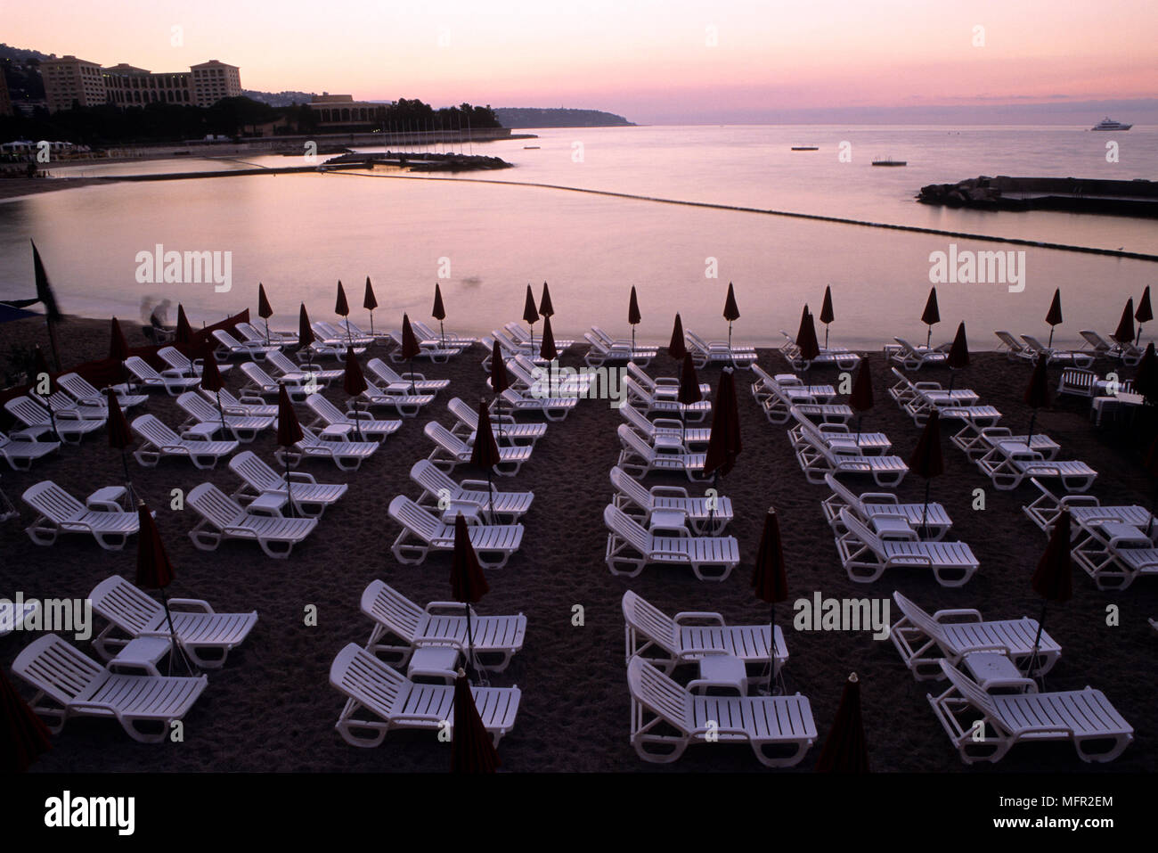 La plage paisible à Monaco sur un matin tôt, en France. Banque D'Images