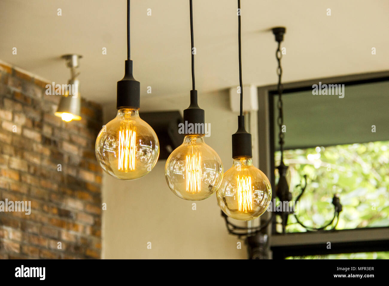 Ampoules rétro lumineux plafond suspendu Photo Stock - Alamy