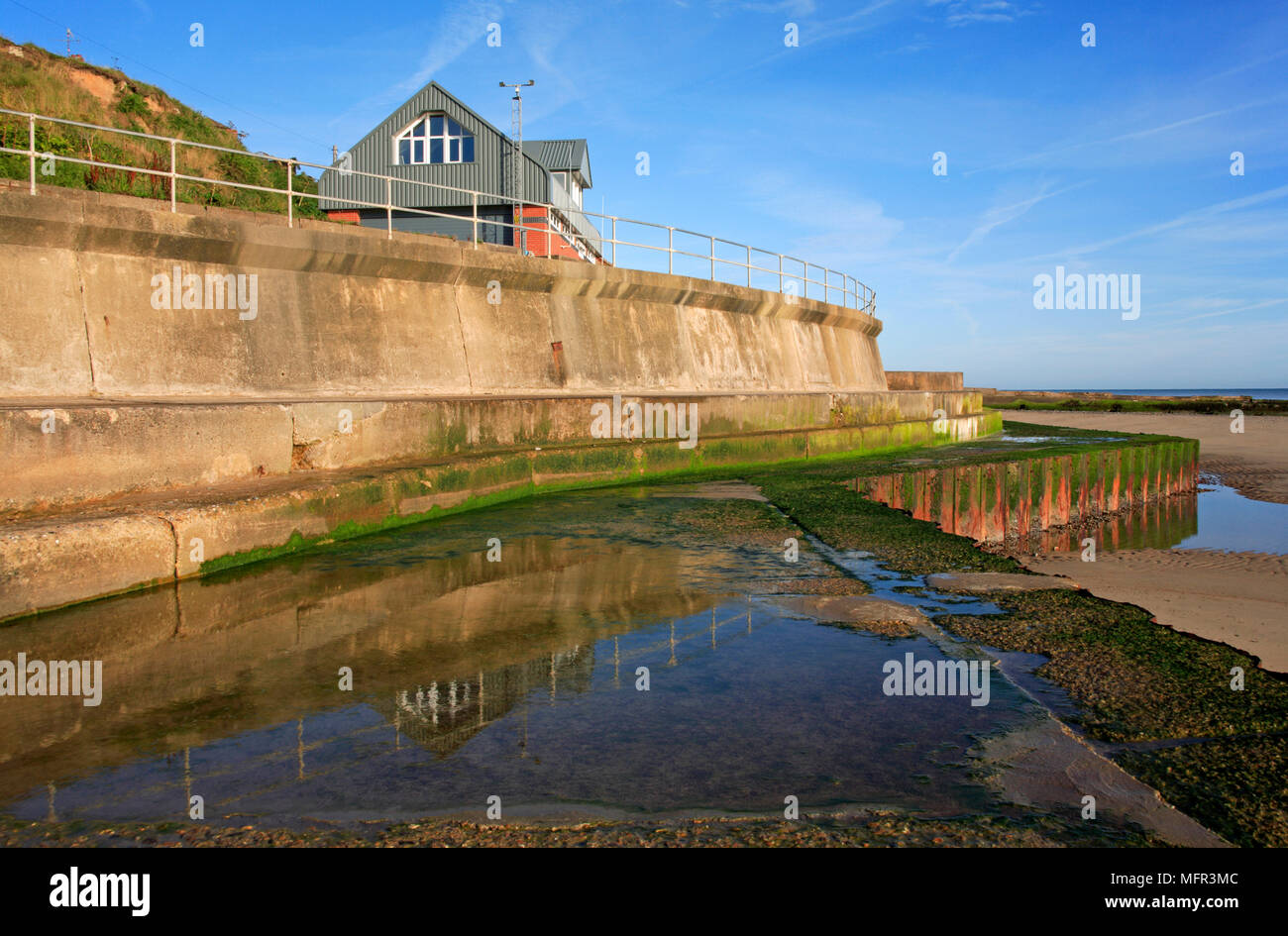 Une mer de béton mur construit comme une mer à la défense de la petite station de Mundesley, Norfolk, Angleterre. Banque D'Images