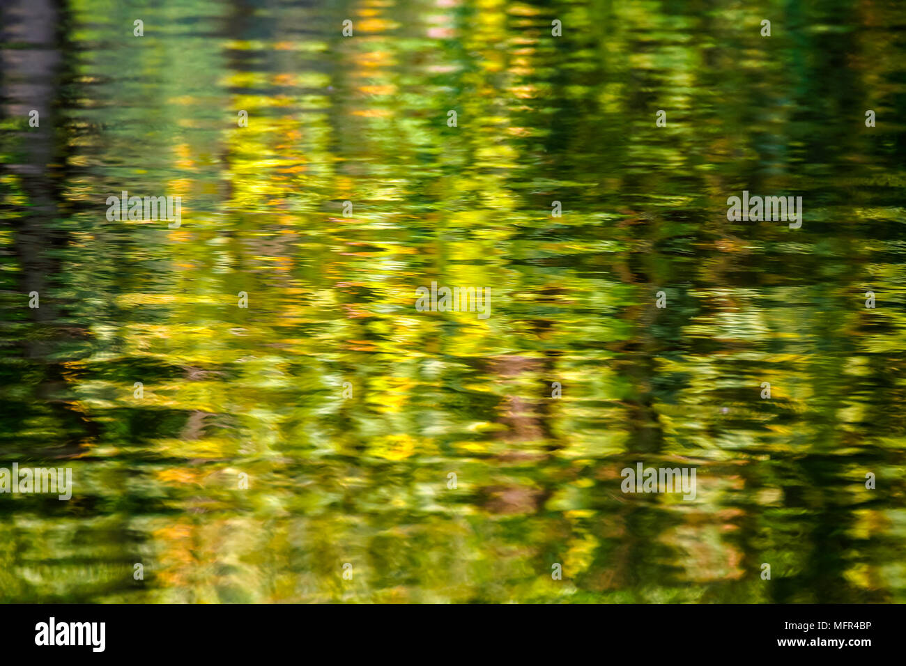 Reflet flou coloré sur la surface de l'eau ressemblent à un dessin en couleur pastel (shallow DOF) Banque D'Images