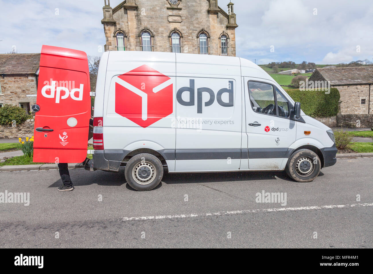 Camion de livraison DPD et conducteur de Middleton en Angleterre,Teesdale,UK Banque D'Images