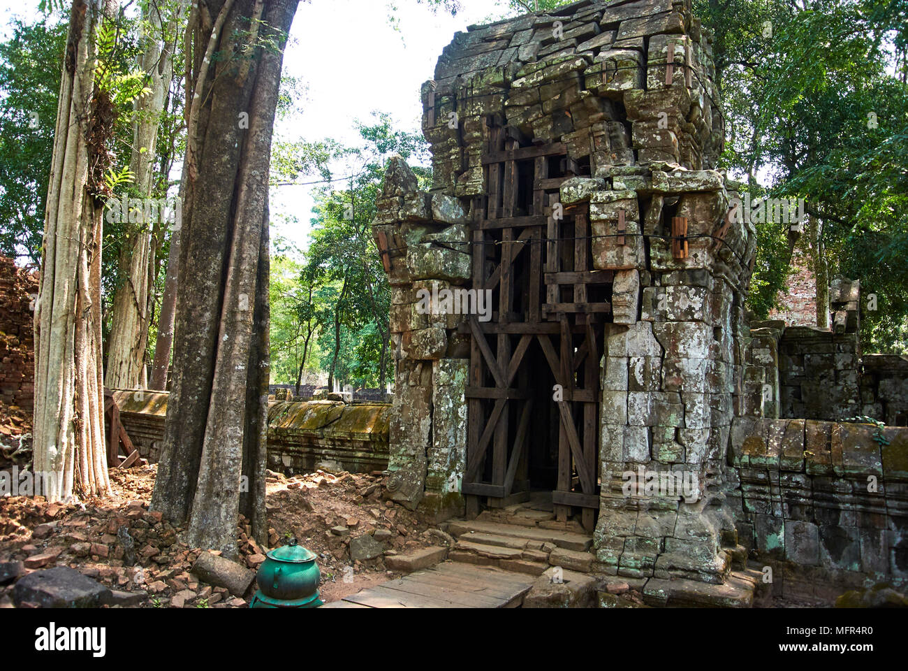 Koh Ker est situé entre les pentes sud de la des Monts Dangrek, les montagnes du Kulen (Phnom Kulen) dans le sud-ouest et la montagne de Tbeng ( Banque D'Images