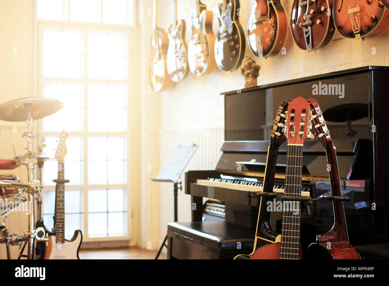 Instruments de musique. Guitare électrique, Piano, Batterie Photo Stock -  Alamy