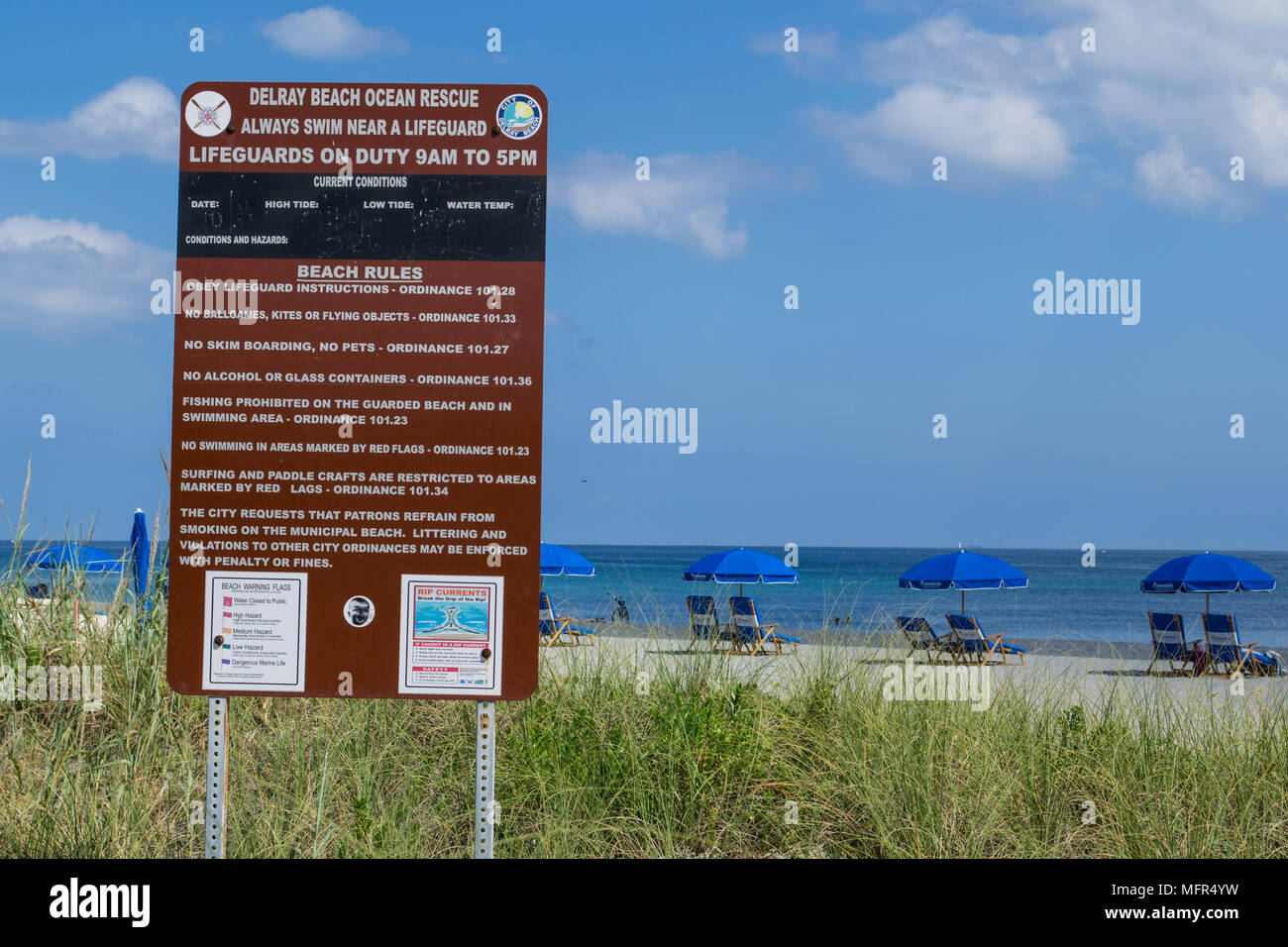 S'éloigner pour le week-end ou des vacances prolongées dans la belle Del Ray Beach, en Floride. Une rue principale animée compte de nombreux restaurants et magasins Banque D'Images