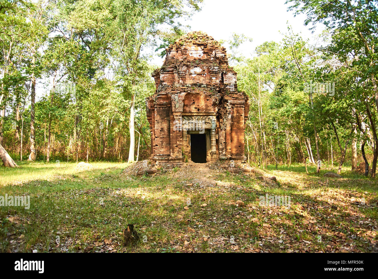 Prasat Chamres est un seul tour en briques rouges, situé un peu plus loin dans la jungle, entre les grands ensembles de Prasat Banteay Pee une Chean Banque D'Images