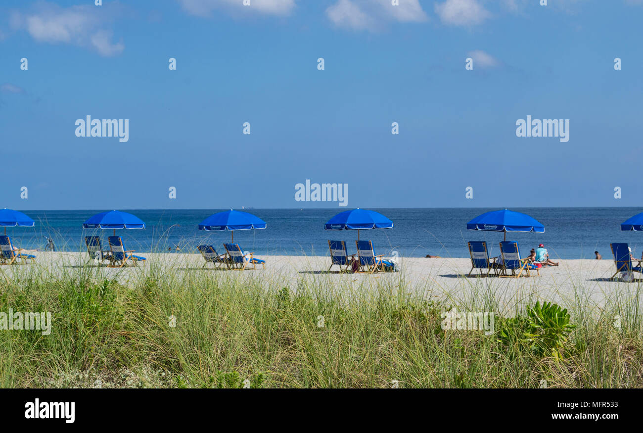 Détendez-vous à Delray Beach en Floride sur le sable, sous un parasol, de chaises longues à la recherche à la mer bleue. Banque D'Images