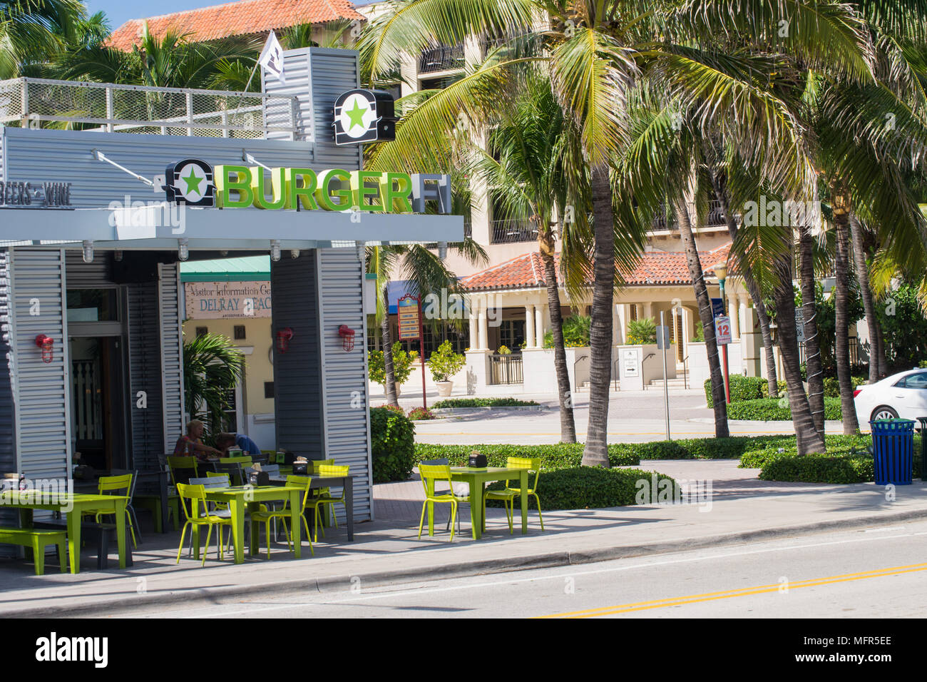 S'éloigner pour le week-end ou des vacances prolongées dans la belle Del Ray Beach, en Floride. Une rue principale animée compte de nombreux restaurants et magasins Banque D'Images