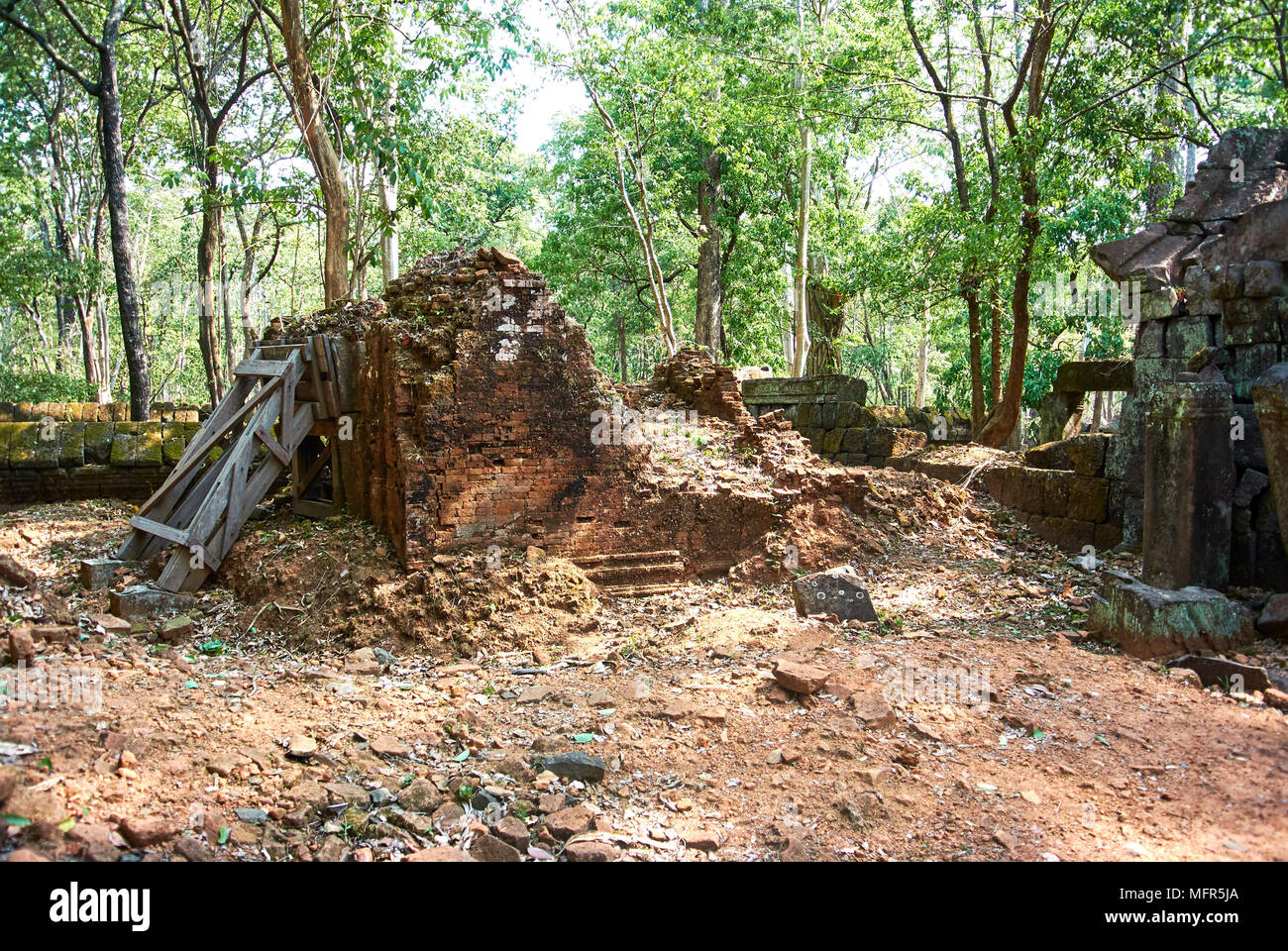 Connu comme le temple des inscriptions, Prasat Krachap est situé à environ 200 mètres à l'Est de l'angle nord-est de l'Rahal. A l'origine, Prasat Crac Banque D'Images