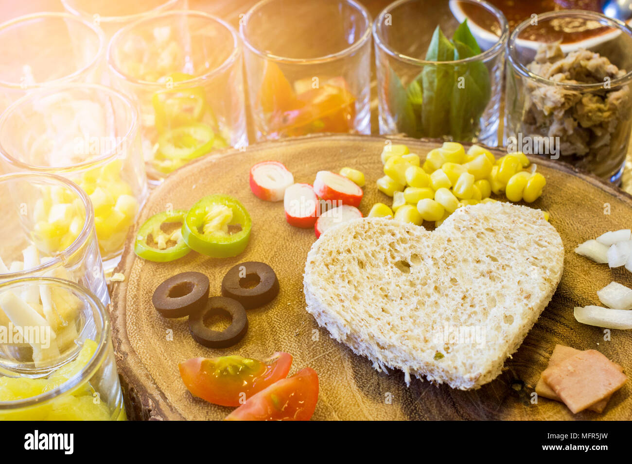 Le petit-déjeuner sur la Saint-Valentin - pain en forme de cœur avec divers ingrédients pour des repas Petit déjeuner Banque D'Images