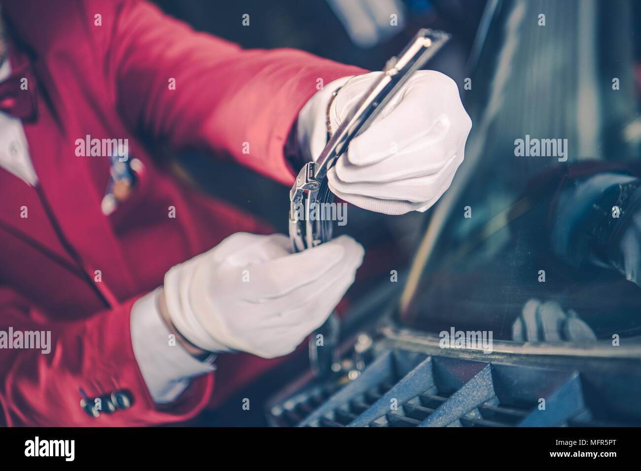 Pièces détachées de remplacement. Les hommes en gants blancs le remplacement d'essuie-glace par ses clients véhicule classique. Banque D'Images Pièces détachées de remplacement. Les hommes en gants blancs le remplacement d'essuie-glace par ses clients véhicule classique. Banque D'Images