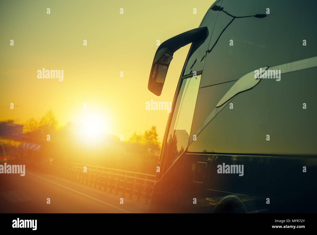Bus de l'autocar sur la route panoramique pendant le coucher du soleil. Transport par autobus. Banque D'Images