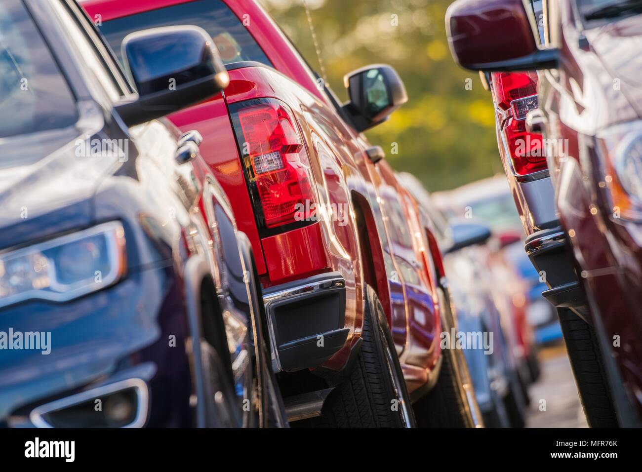 Parking plein de voitures. Pas de place de stationnement. Photo Gros plan Banque D'Images