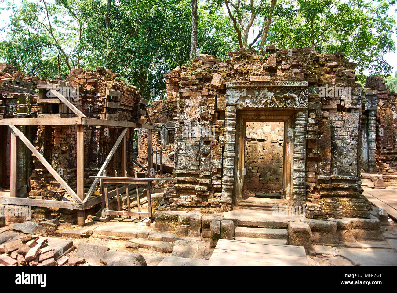 Koh Ker est situé entre les pentes sud de la des Monts Dangrek, les montagnes du Kulen (Phnom Kulen) dans le sud-ouest et la montagne de Tbeng ( Banque D'Images