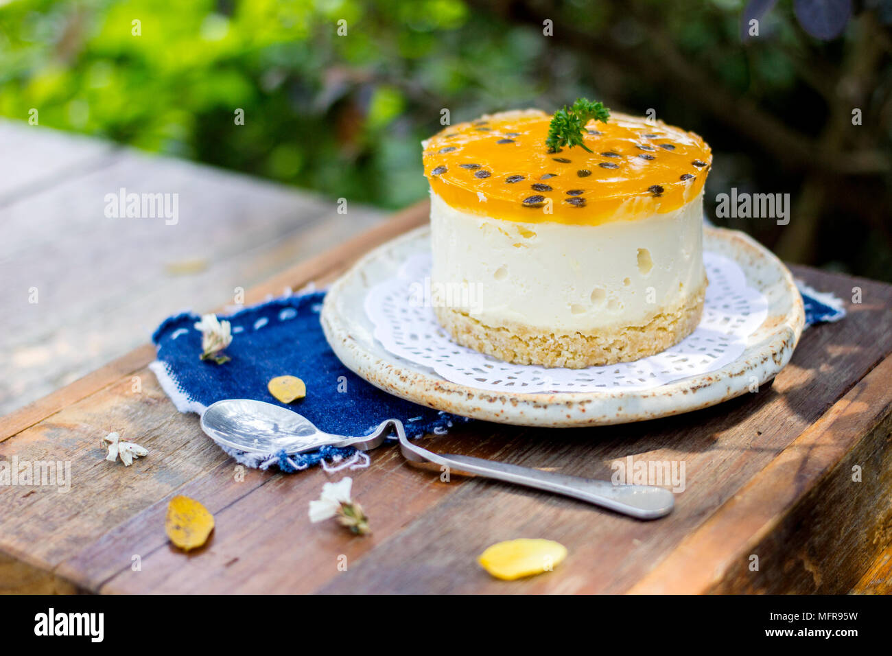 Les fruits de la passion cheesecake dessert Banque D'Images