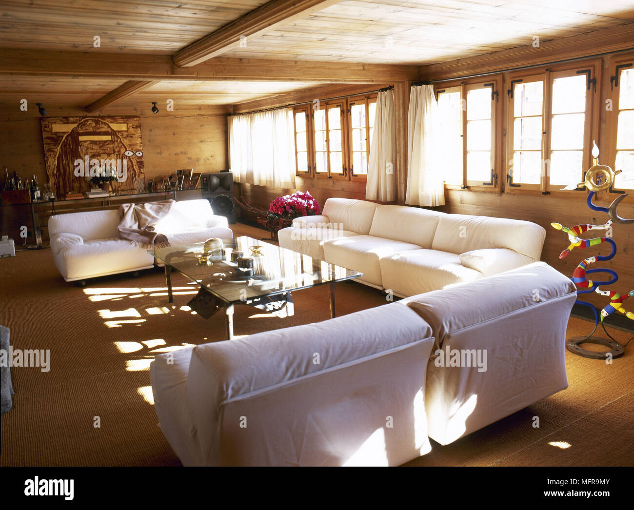 Country style salon avec plafond en bois et meubles canapés blancs et table basse en verre Banque D'Images