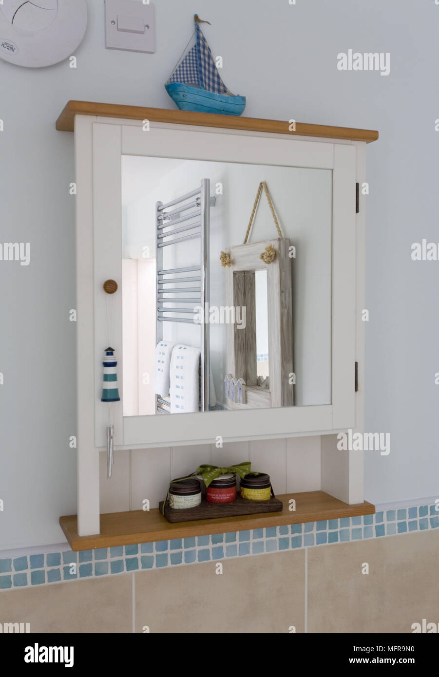 Murale de style armoire avec porte-serviettes chauffant reflète dans mirror Banque D'Images