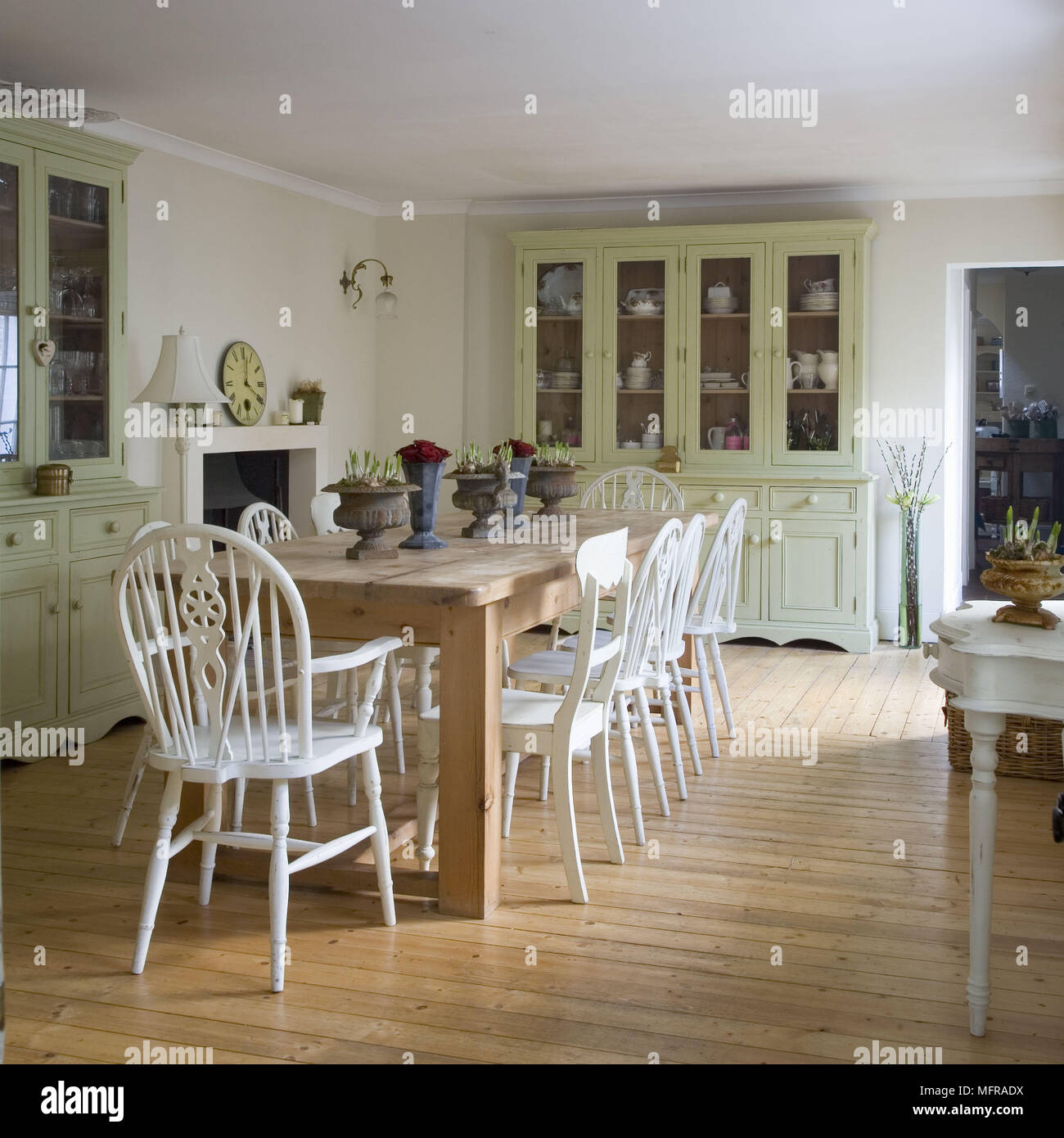 Table en bois et chaises peintes en blanc au centre de la salle à manger de style campagnard Banque D'Images