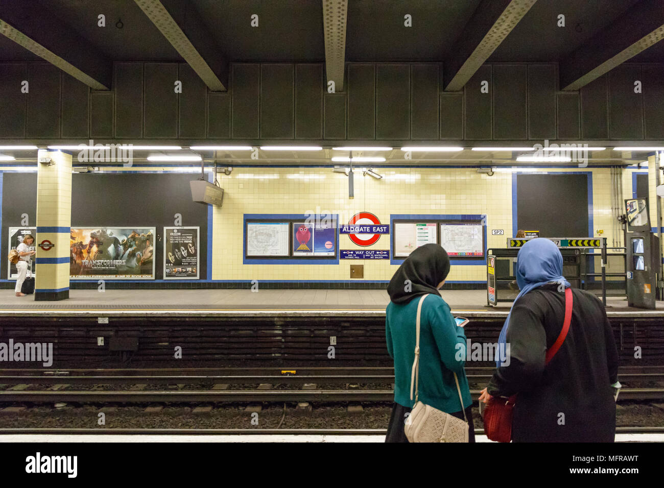 Londres, Royaume-Uni - Mai 04, 2018 - Deux femmes musulmanes en attente sur la plate-forme à la station de métro Aldgate East Banque D'Images