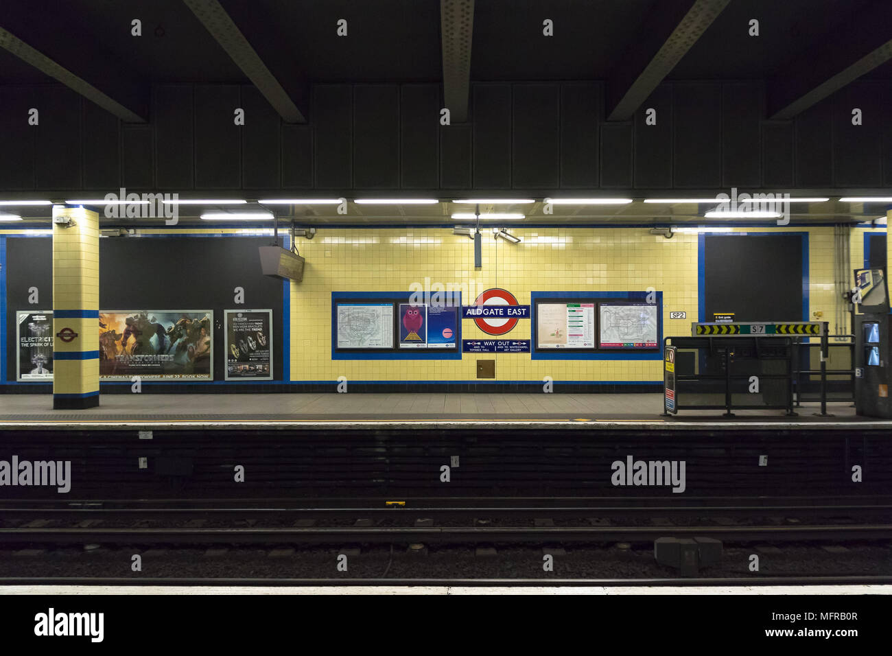 Londres, Royaume-Uni - 04 mai 2018 - plate-forme vide à la station de métro Aldgate East Banque D'Images