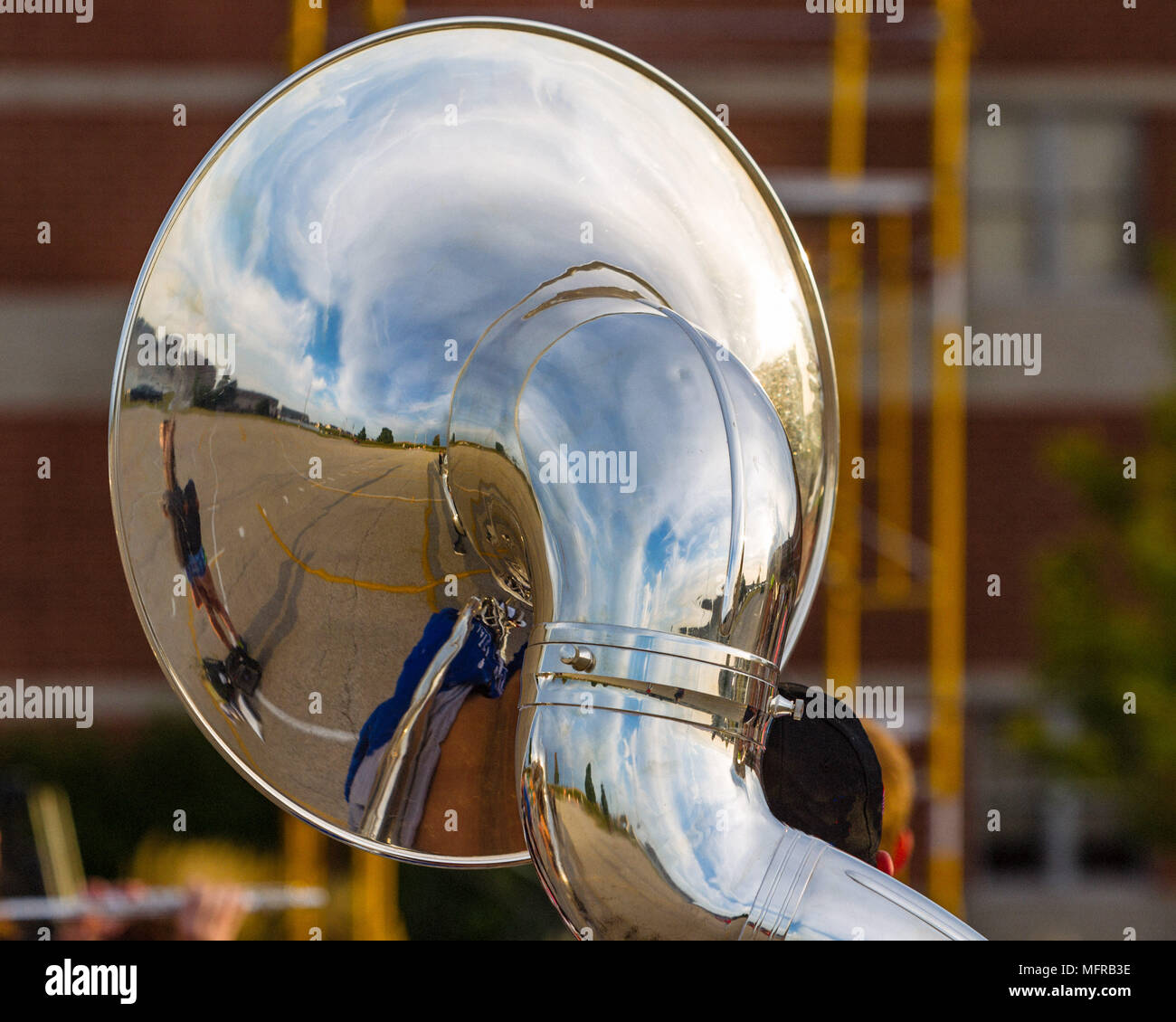 Une soirée répétition sousaphone réflexions à coucher de soleil Banque D'Images