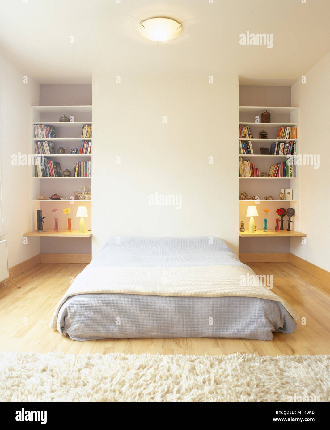 Chambre avec lit bas sur plancher en bois Photo Stock - Alamy