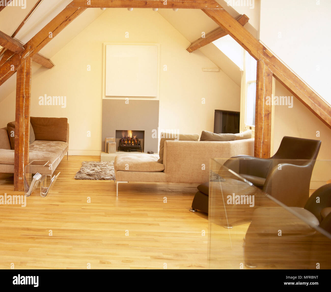 Salon avec plancher de bois, plafond en pente avec des poutres — free download