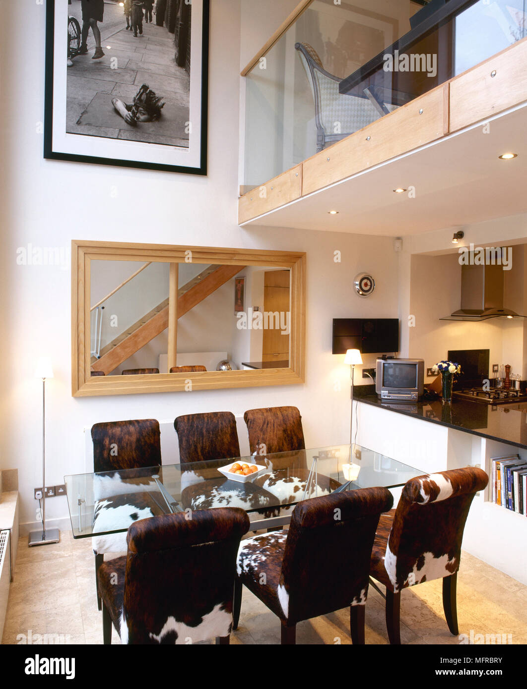 En Duplex Appartement Avec Vue Sur La Table De Salle A Manger Et Chaises Cuisine Et Mezzanine Au Dessus Photo Stock Alamy