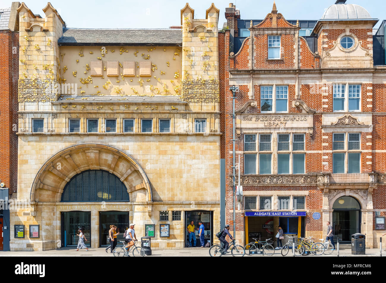 Londres, Royaume-Uni - 04 mai 2018 - Façade de Whitechapel gallery et la station Aldgate East est de Londres. Banque D'Images
