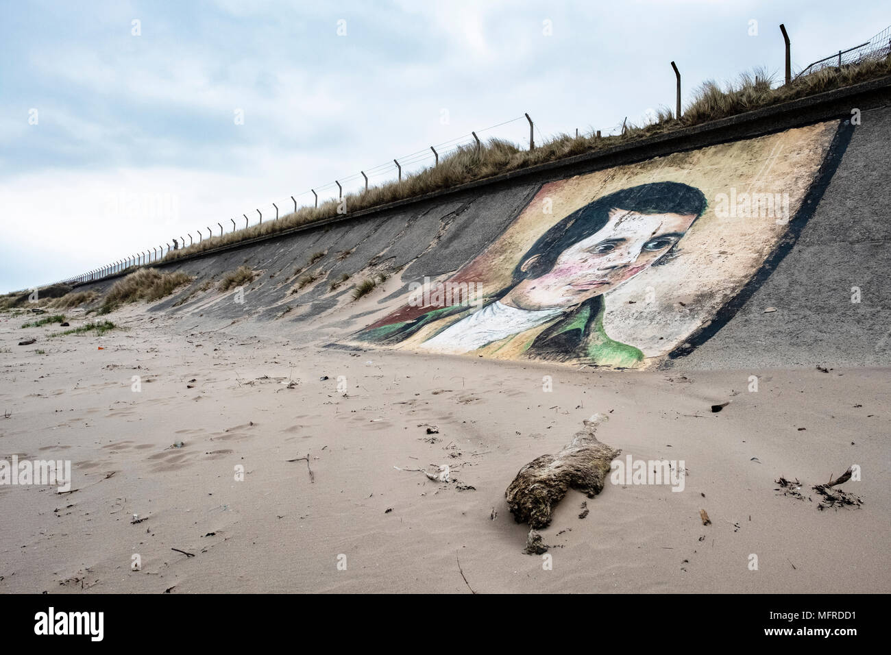 Peinture murale de Robert Burns (par Bobby McNamara) peinte sur la digue à Ardeer dans l'Ayrshire, Écosse, Royaume-uni. Usage éditorial exclusif Banque D'Images