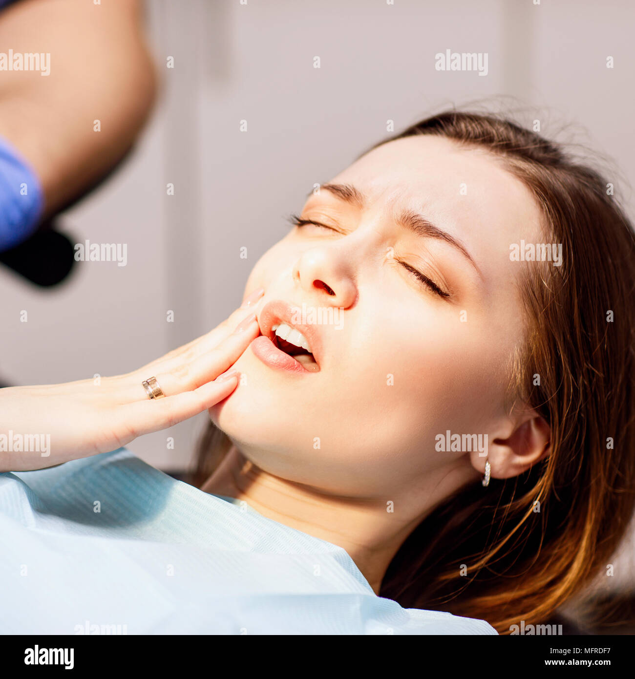 Jeune femme patient en attente de traitement en stomatologie clinique. Banque D'Images