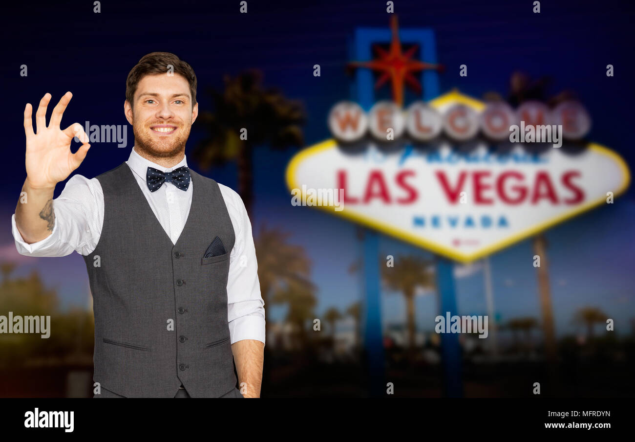Young man in suit showing ok sign at las vegas Banque D'Images