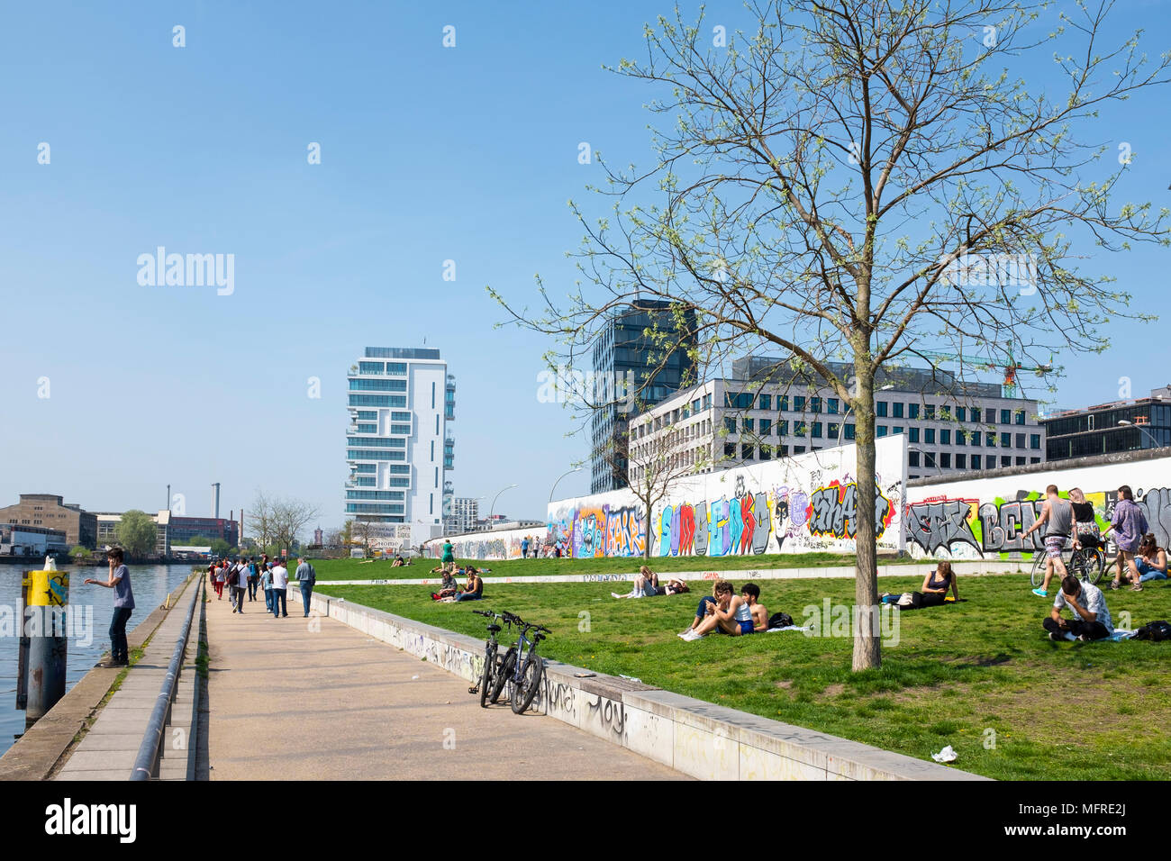 Voir des gens dans le parc Riverside à côté de l'article original du mur de Berlin à l'East Side Gallery à Friedrichshain, Berlin, Allemagne Banque D'Images